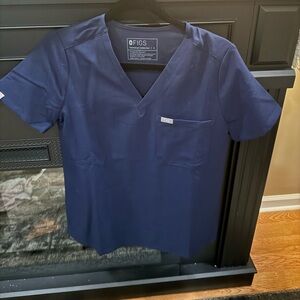 Figs scrub top